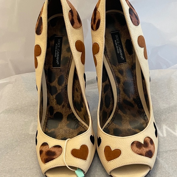 New With Box! Dolce & Gabbana Cream Heart Print Peep-Toe Heels Leopard Sole 39 - Picture 1 of 16